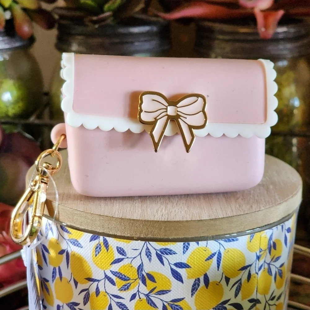 BATH & BODY WORKS Pink Scallop Bow Snap Pocketbac Holder NWT